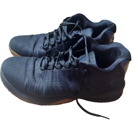 11 Jordan navy and black sneaker - Picture 3 of 8